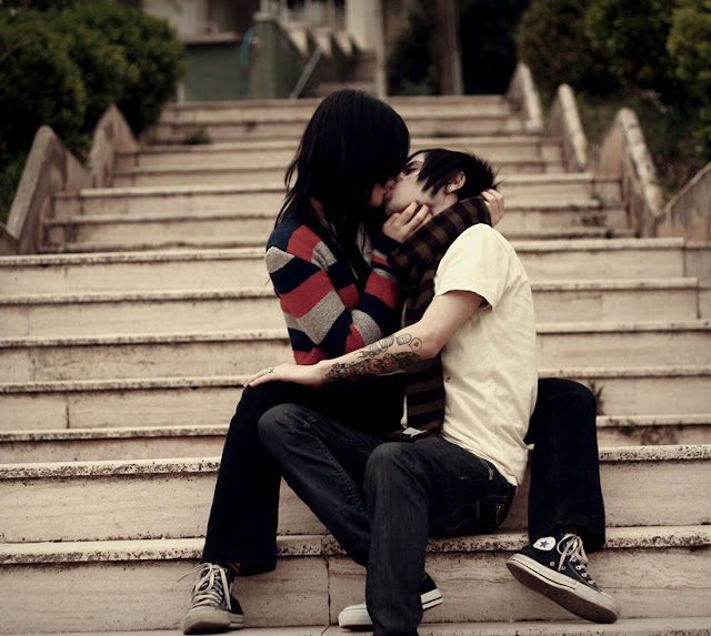 Emo Love Kiss Wallpaper