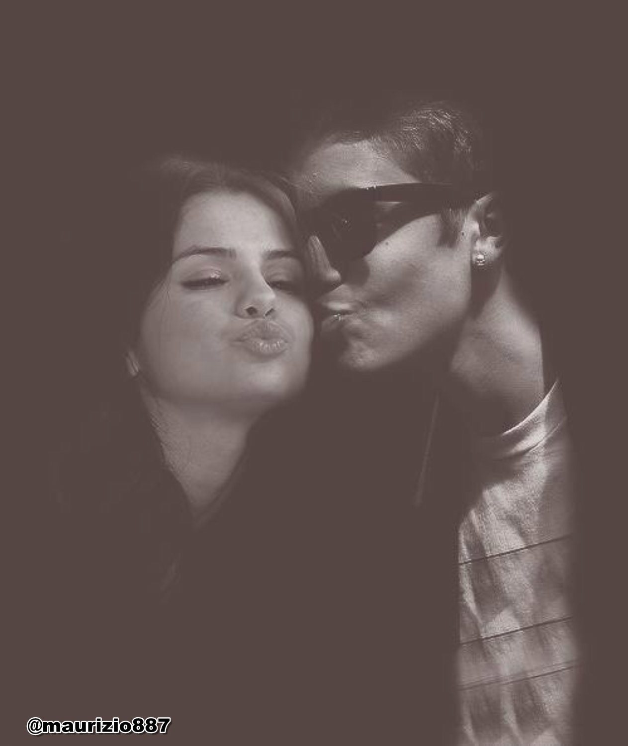 Justin Bieber And His Girlfriend Kissing 2012