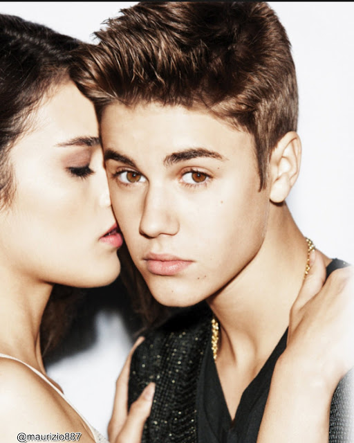 Justin Bieber And His Girlfriend Kissing 2012