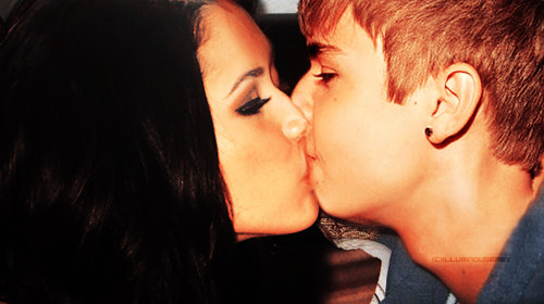 Justin Bieber And His Girlfriend Kissing 2012
