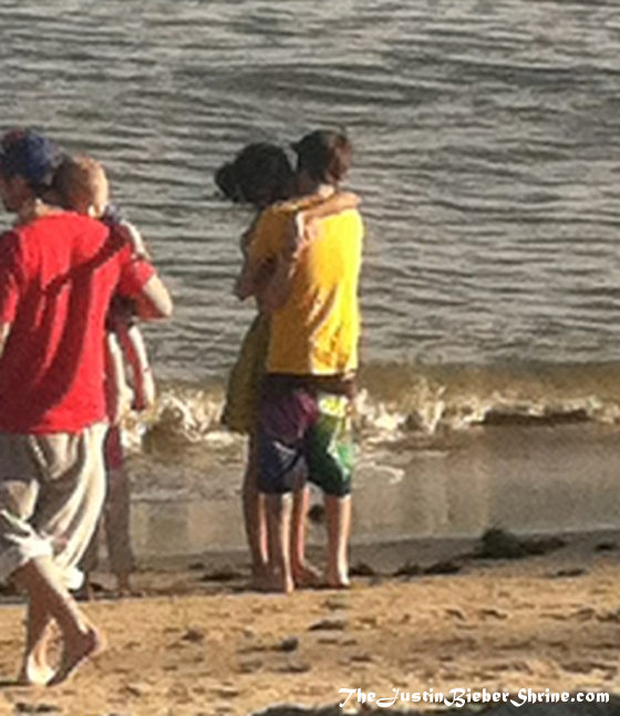 Justin Bieber And His Girlfriend Kissing On The Beach