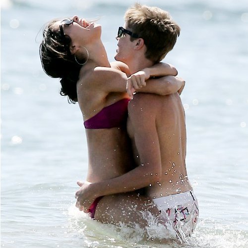 Justin Bieber And Selena Gomez Beach Kissing