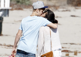 Justin Bieber And Selena Gomez Beach Kissing