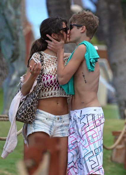 Justin Bieber And Selena Gomez Beach Kissing