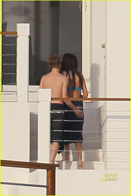 Justin Bieber And Selena Gomez Kissing