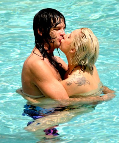 Lady Gaga Boyfriend Kissing