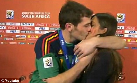 Lionel Messi Girlfriend Kiss