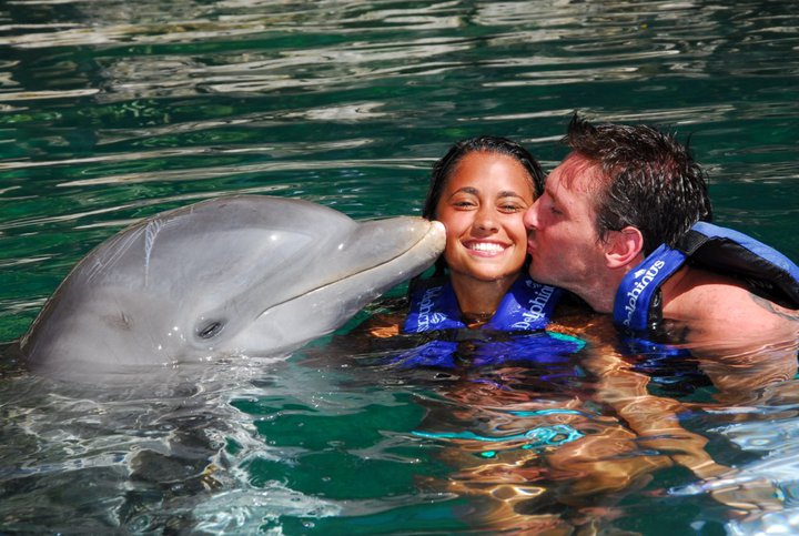 Lionel Messi Girlfriend Kiss